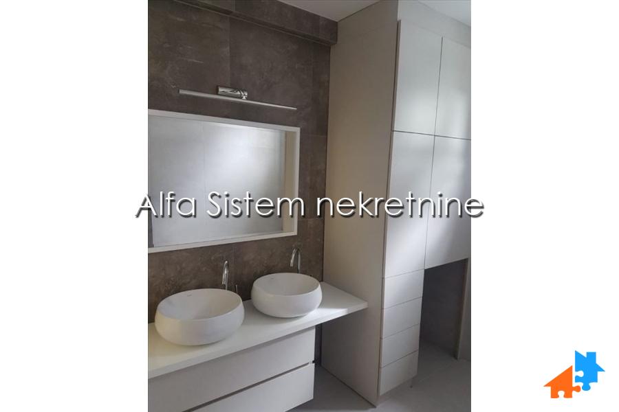 Izdavanje: Petosoban stan 150 m², Karaburma – Beograd