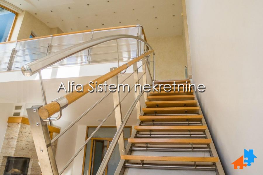 Izdavanje: Četvorosoban stan 222 m², Palilula – Beograd