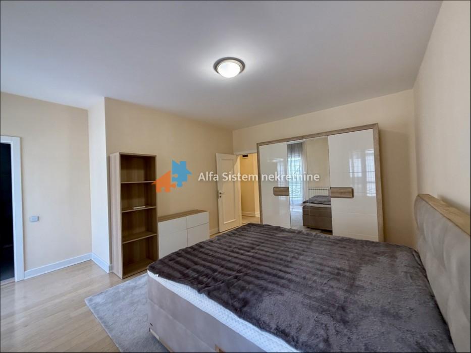 Izdavanje: Četvorosoban stan 185 m², Vračar – Beograd