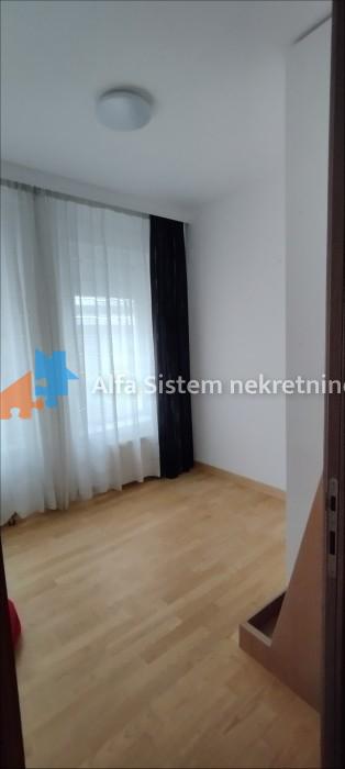 Izdavanje: Četvorosoban stan 150 m², Savski venac – Beograd