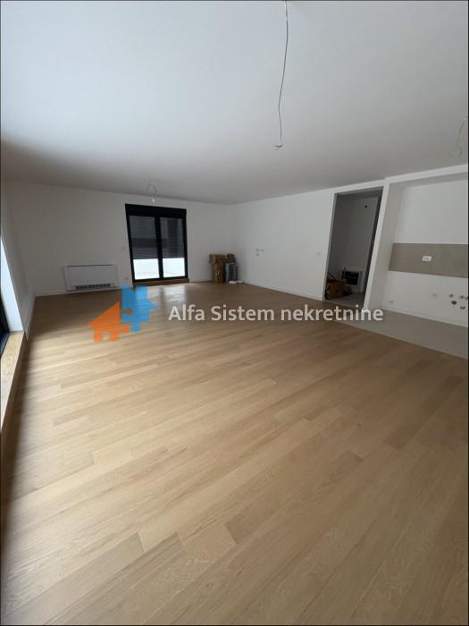 Izdavanje: Četvorosoban stan 120 m², Savski venac – Beograd