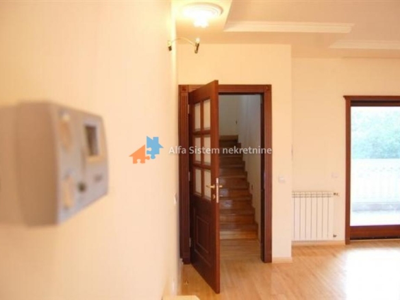 Izdavanje: Šestosoban stan 300 m², Savski venac – Beograd