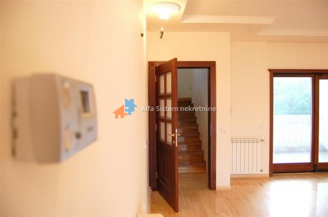 Izdavanje: Šestosoban stan 300 m², Savski venac – Beograd