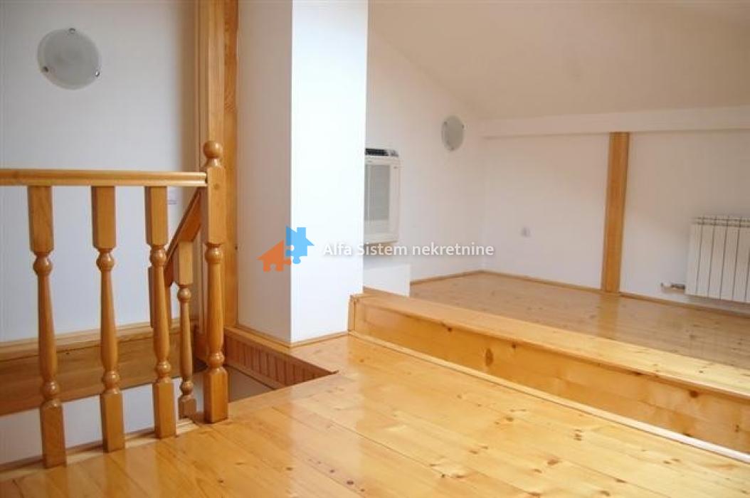 Izdavanje: Šestosoban stan 300 m², Savski venac – Beograd