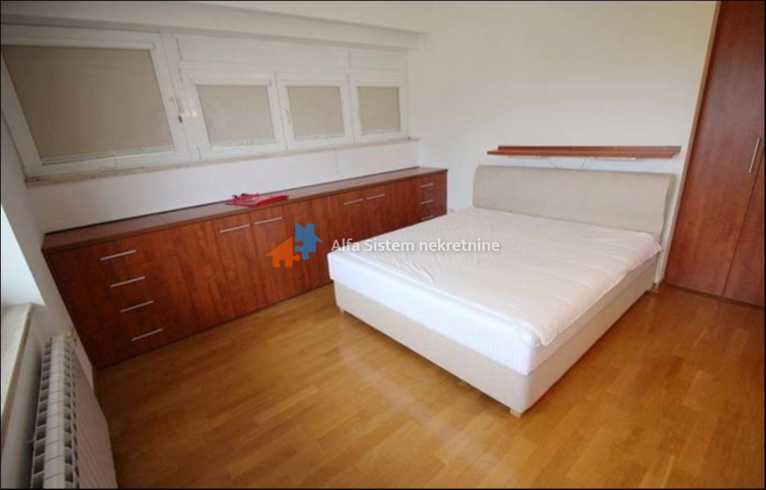 Izdavanje: Četvorosoban stan 157 m², Savski venac – Beograd