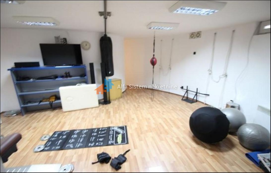 Izdavanje: Četvorosoban stan 150 m², Savski venac – Beograd