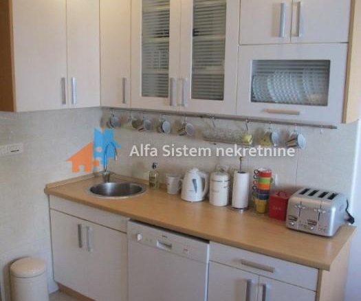 Izdavanje: Trosoban stan 90 m², Savski venac – Beograd
