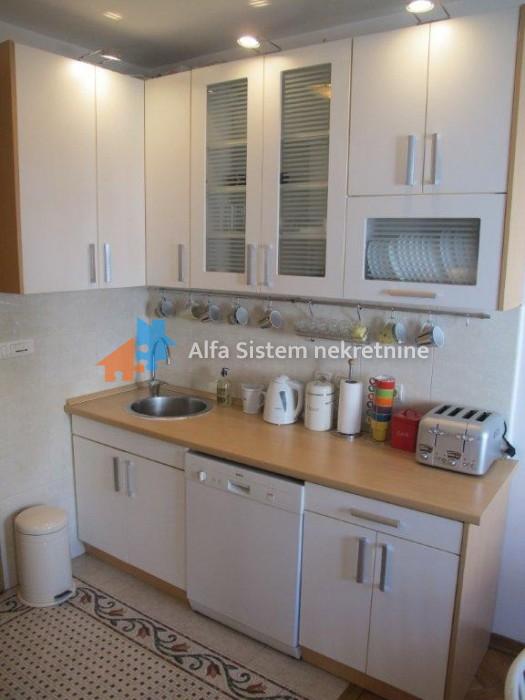 Izdavanje: Trosoban stan 90 m², Savski venac – Beograd