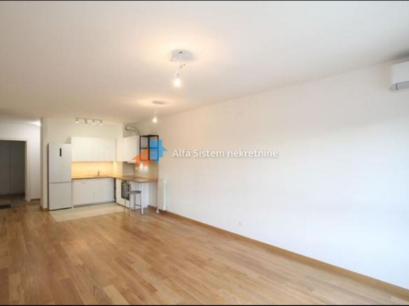 Izdavanje: Četvorosoban stan 105 m², Novi Beograd – Beograd