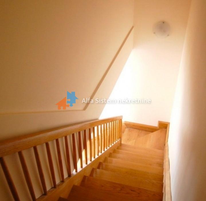 Izdavanje: Šestosoban stan 250 m², Savski venac – Beograd