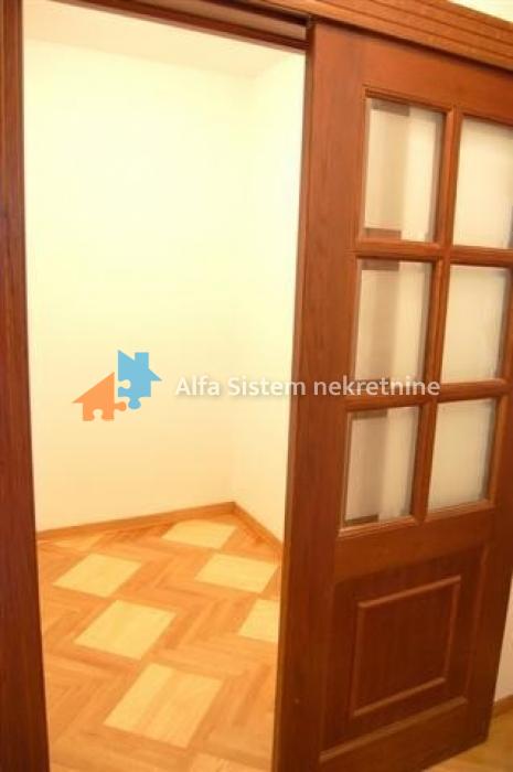 Izdavanje: Šestosoban stan 300 m², Savski venac – Beograd