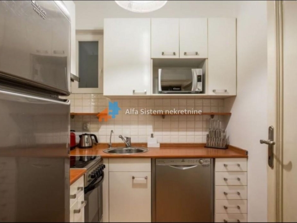 Izdavanje: Trosoban stan 80 m², Savski venac – Beograd