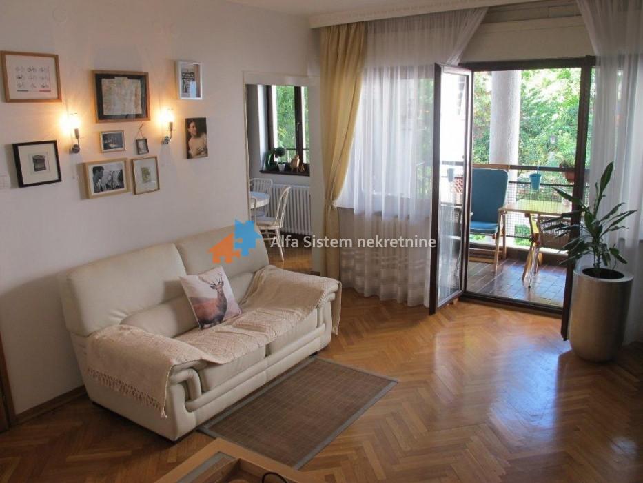 Izdavanje: Trosoban stan 90 m², Savski venac – Beograd