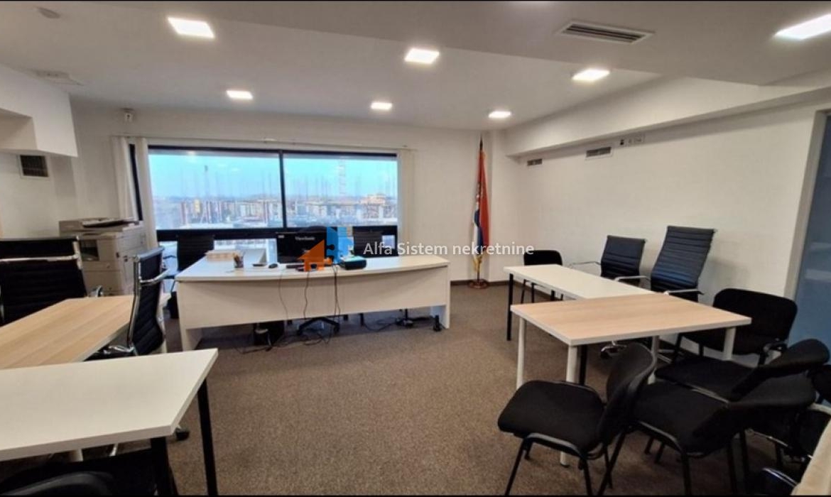 Izdavanje: Poslovni prostor 250 m², Karaburma – Beograd