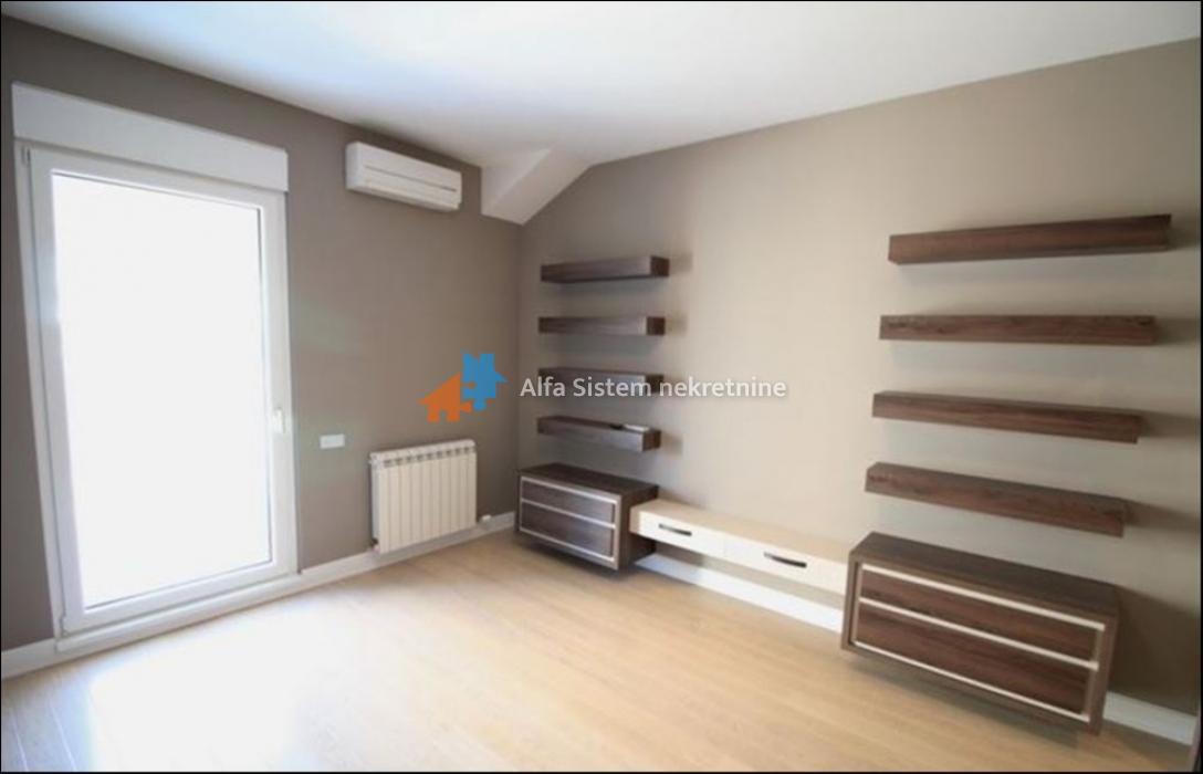 Izdavanje: Četvorosoban stan 180 m², Vračar – Beograd