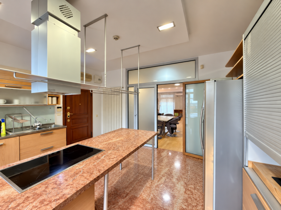 Izdavanje: Četvorosoban stan 222 m², Palilula – Beograd