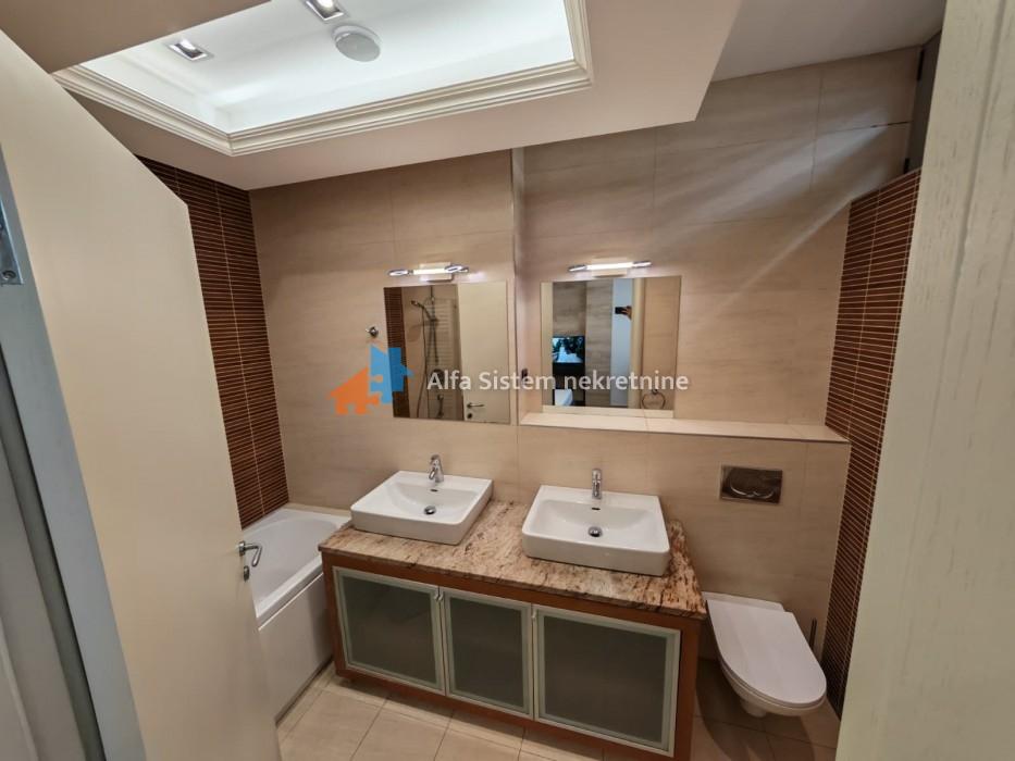 Izdavanje: Četvorosoban stan 148 m², Savski venac – Beograd