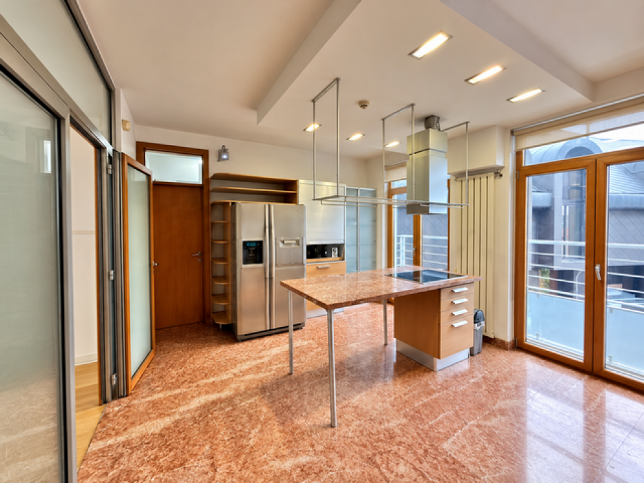 Izdavanje: Četvorosoban stan 222 m², Palilula – Beograd