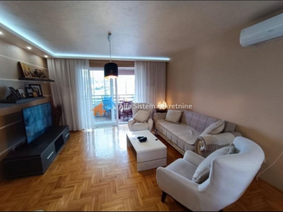 Izdavanje: Četvorosoban stan 100 m², Zvezdara – Beograd