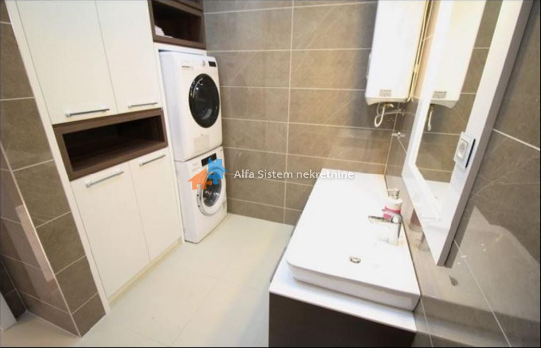 Izdavanje: Četvorosoban stan 180 m², Vračar – Beograd