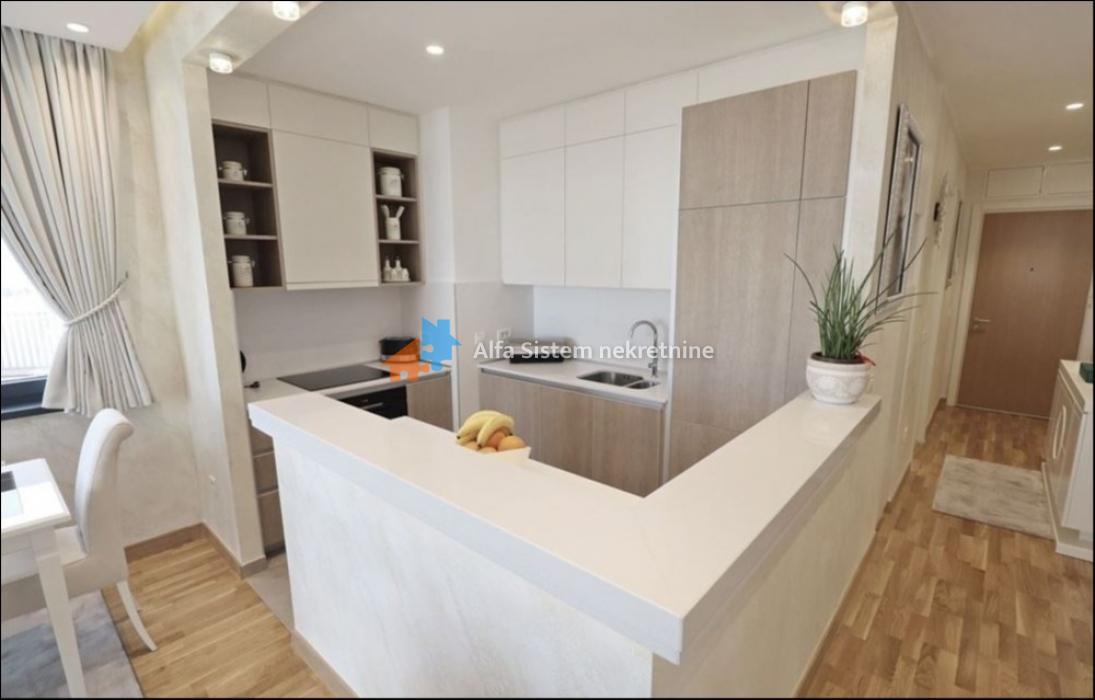 Izdavanje: Četvorosoban stan 90 m², Savski venac – Beograd