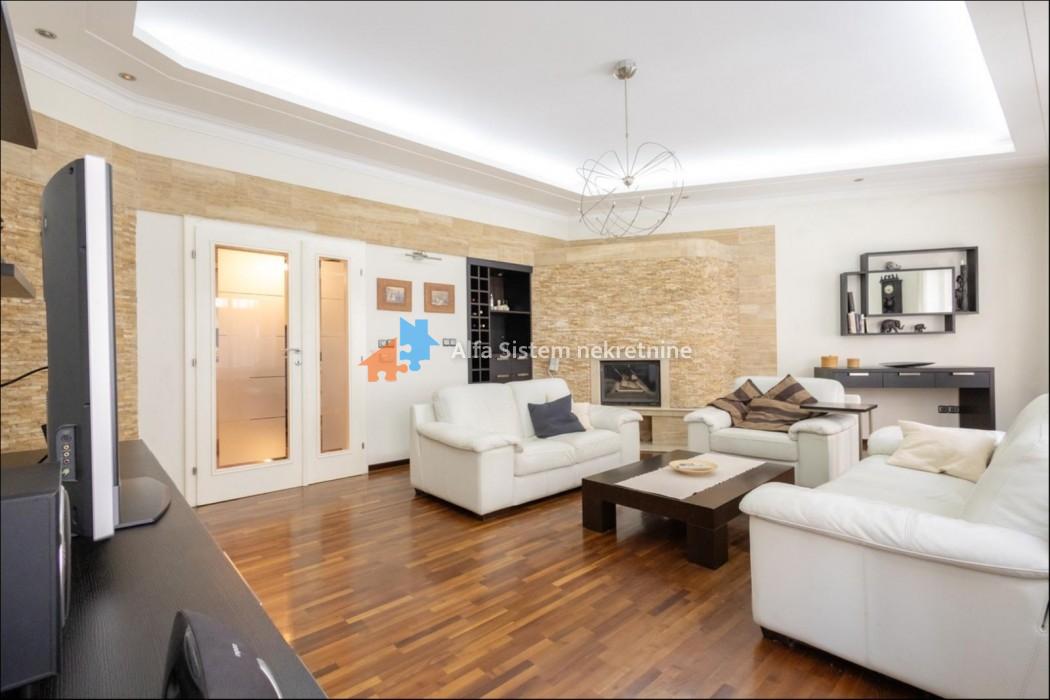 Izdavanje: Četvorosoban stan 140 m², Stari grad – Beograd