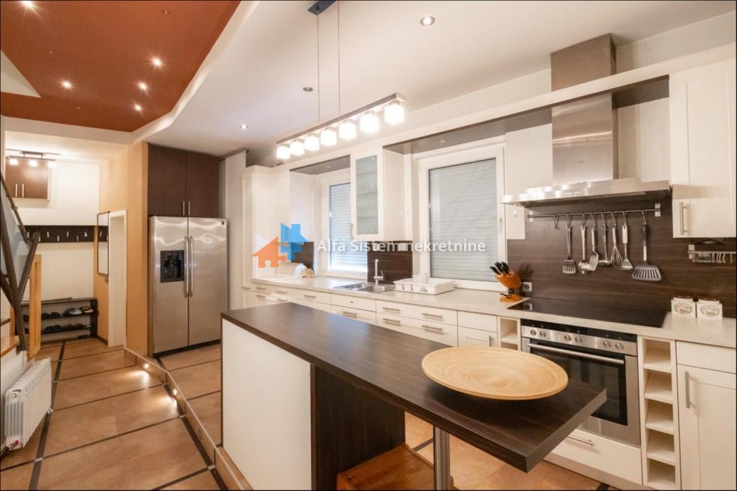 Izdavanje: Četvorosoban stan 140 m², Stari grad – Beograd