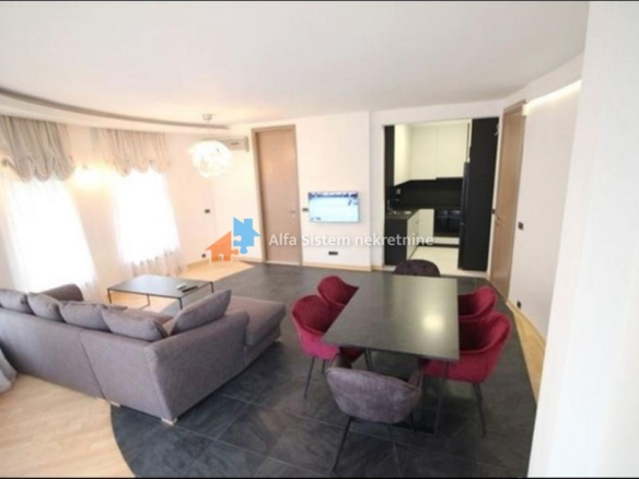 Izdavanje: Četvorosoban stan 150 m², Savski venac – Beograd