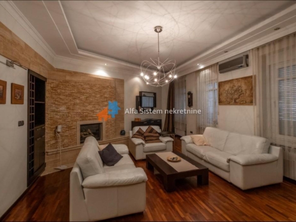 Izdavanje: Četvorosoban stan 140 m², Stari grad – Beograd