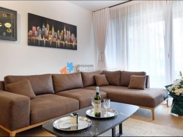 Izdavanje: Trosoban stan 89 m², Savski venac – Beograd