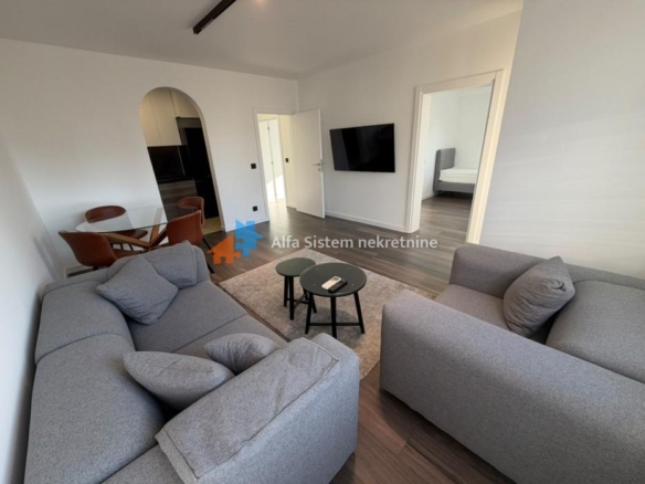 Izdavanje: Četvorosoban stan 80 m², Savski venac – Beograd