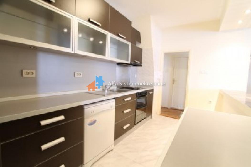 Izdavanje: Četvorosoban stan 140 m², Banovo brdo – Beograd
