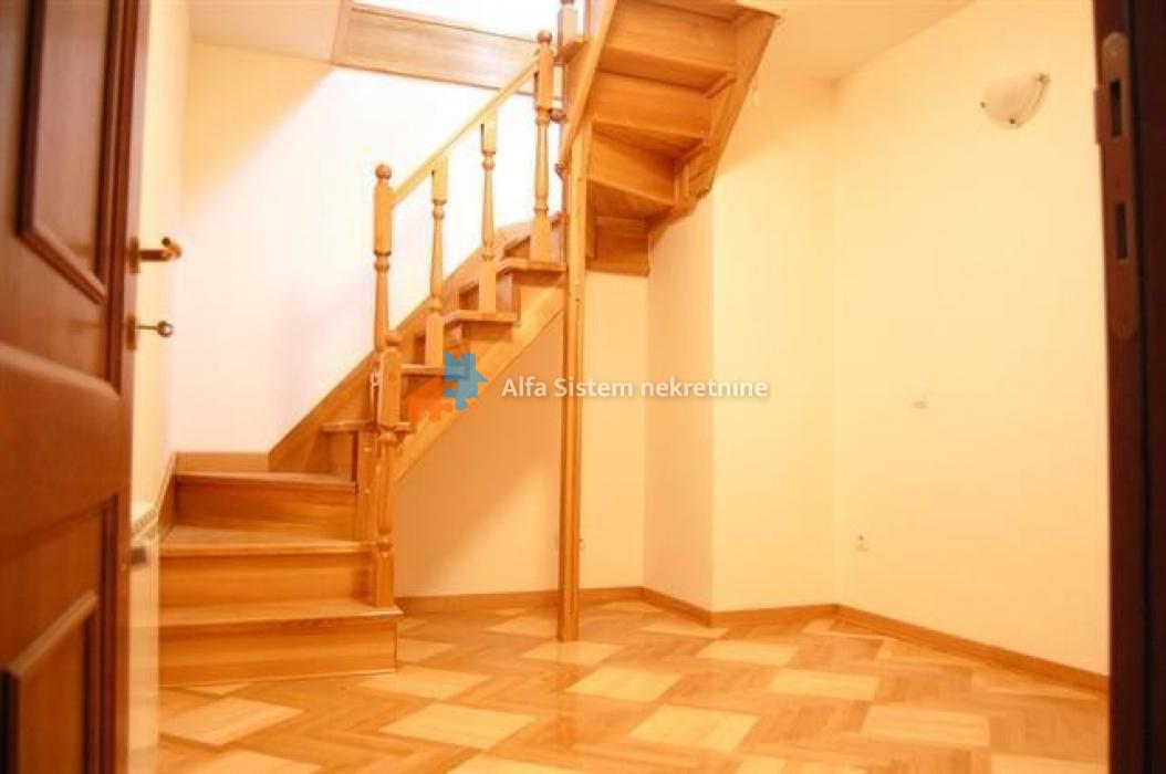 Izdavanje: Šestosoban stan 300 m², Savski venac – Beograd