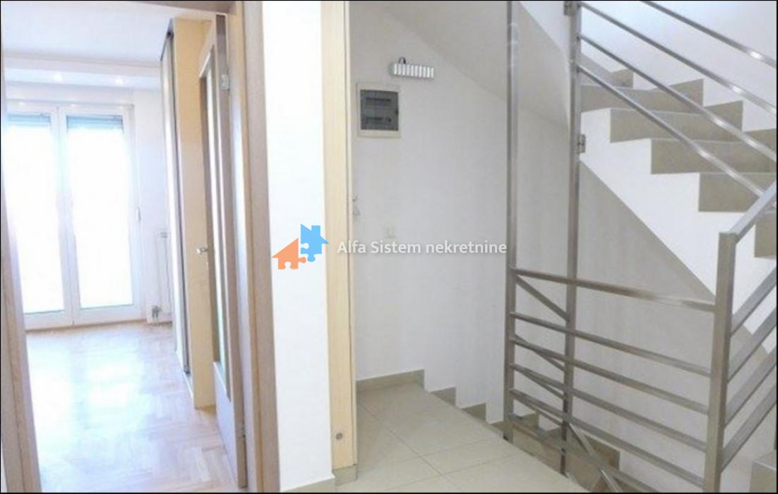 Izdavanje: Kuća 300 m², Banovo brdo – Beograd