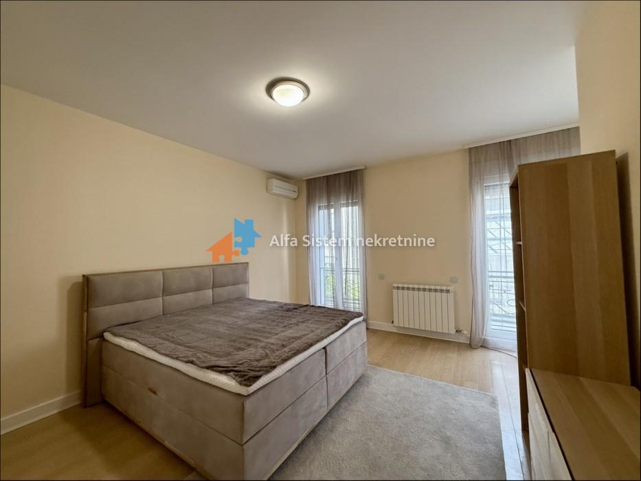 Izdavanje: Četvorosoban stan 185 m², Vračar – Beograd