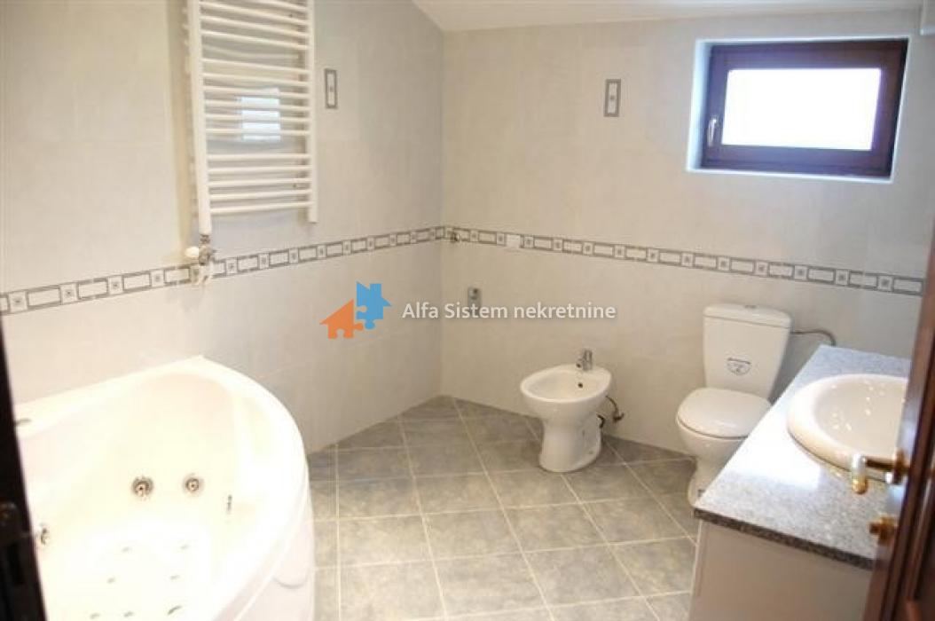 Izdavanje: Šestosoban stan 300 m², Savski venac – Beograd
