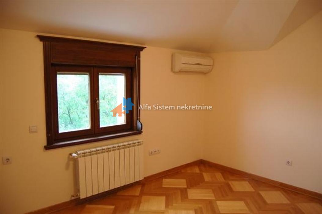 Izdavanje: Šestosoban stan 300 m², Savski venac – Beograd
