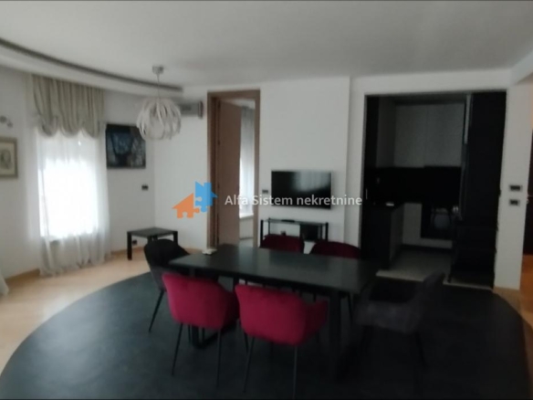 Izdavanje: Četvorosoban stan 150 m², Savski venac – Beograd