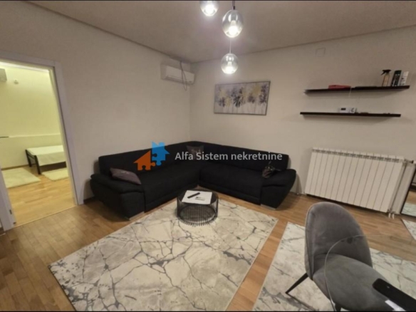 Izdavanje: Trosoban stan 86 m², Savski venac – Beograd