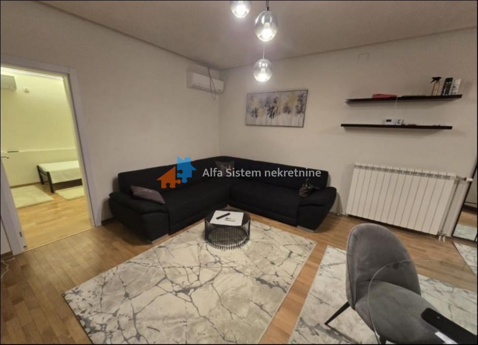 Izdavanje: Trosoban stan 86 m², Savski venac – Beograd