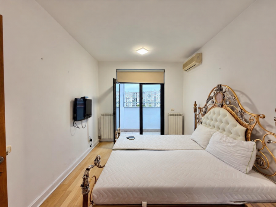 Izdavanje: Četvorosoban stan 222 m², Palilula – Beograd