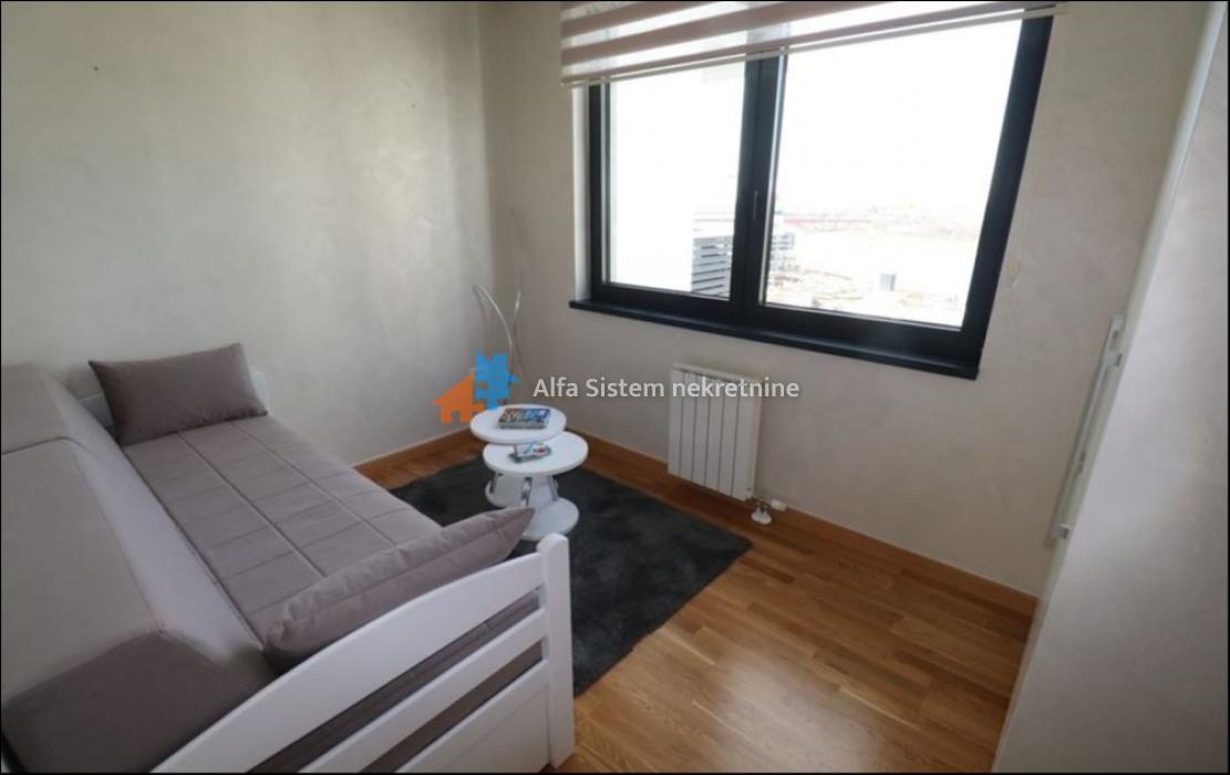Izdavanje: Četvorosoban stan 90 m², Savski venac – Beograd