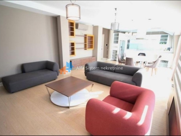 Izdavanje: Četvorosoban stan 180 m², Vračar – Beograd