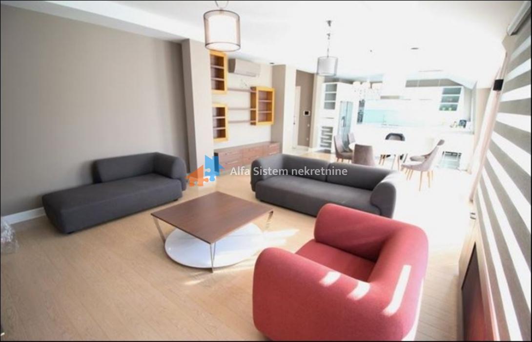 Izdavanje: Četvorosoban stan 180 m², Vračar – Beograd