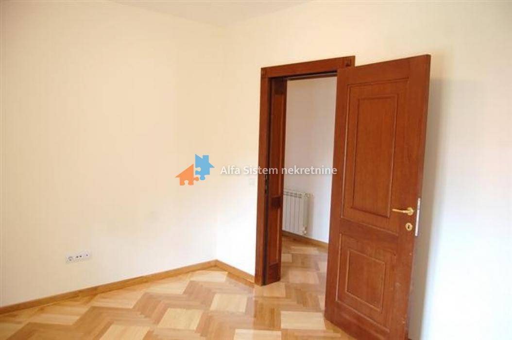 Izdavanje: Šestosoban stan 300 m², Savski venac – Beograd