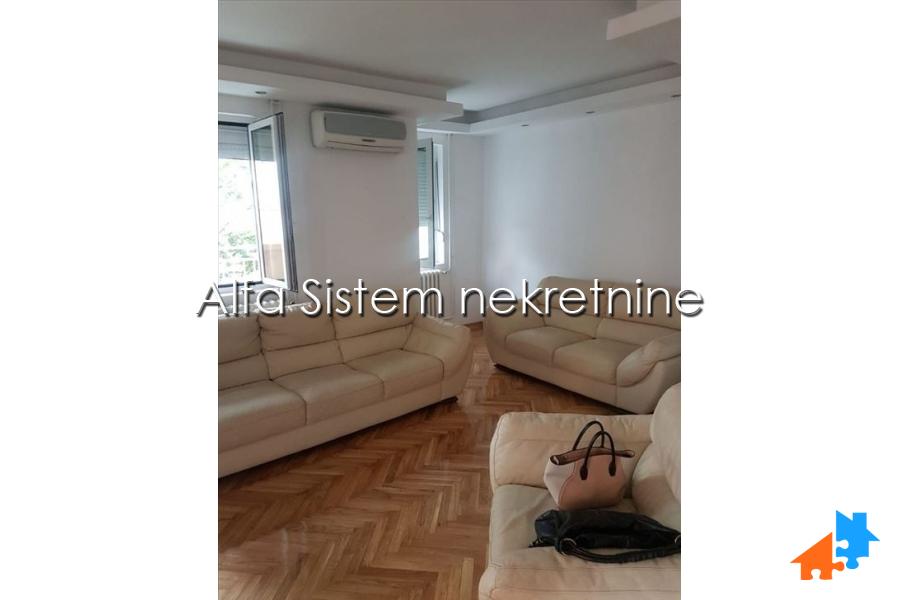 Izdavanje: Petosoban stan 150 m², Karaburma – Beograd
