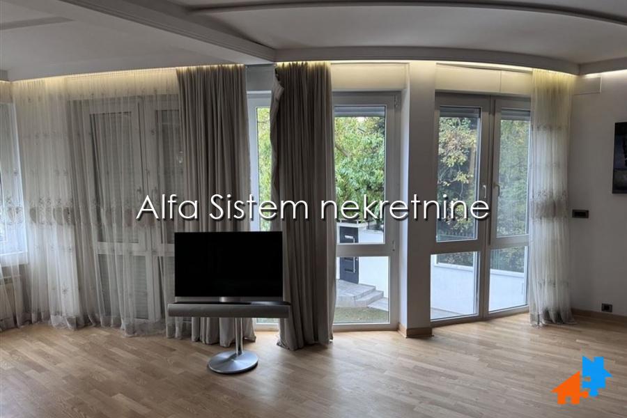 Izdavanje: Četvorosoban stan 150 m², Savski venac – Beograd