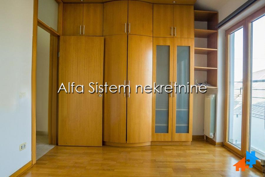 Izdavanje: Četvorosoban stan 222 m², Palilula – Beograd