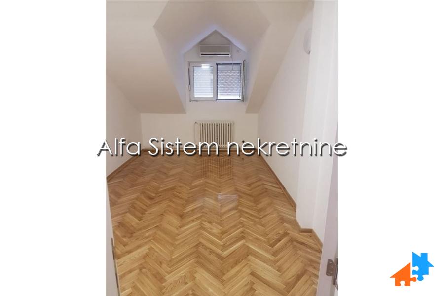 Izdavanje: Petosoban stan 150 m², Karaburma – Beograd