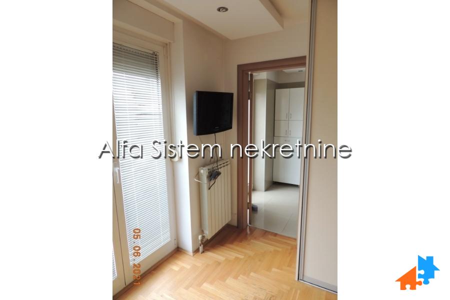 Izdavanje: Kuća 300 m², Banovo brdo – Beograd
